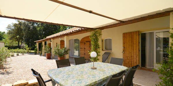 Jardin et pergola du gîte les lauriers roses